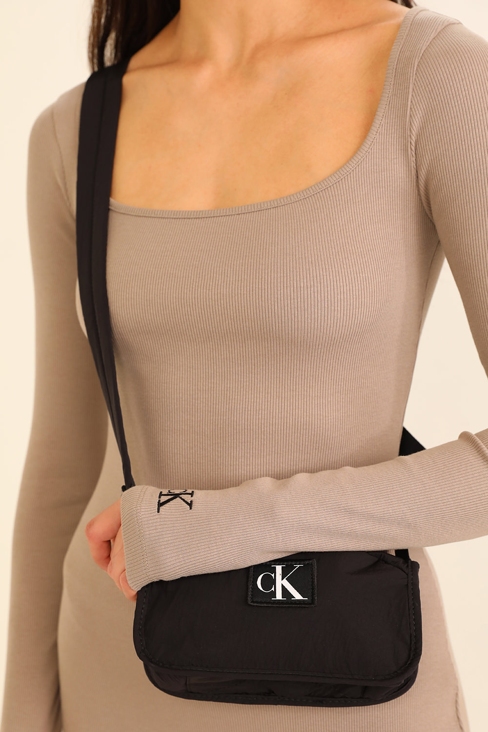 תמונת כל הלוק של תיק קאמרה מניילון